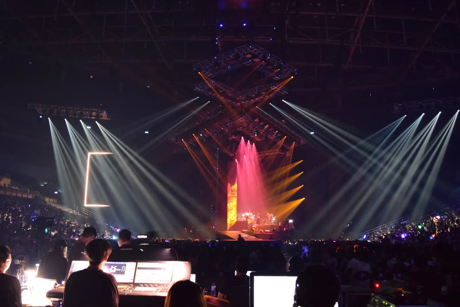 STAGE ONE S1000 在彭佳慧現場演出的光束畫面